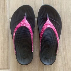 OOFOS Women’s Oolala Sandal. Pink and black. Size: 7